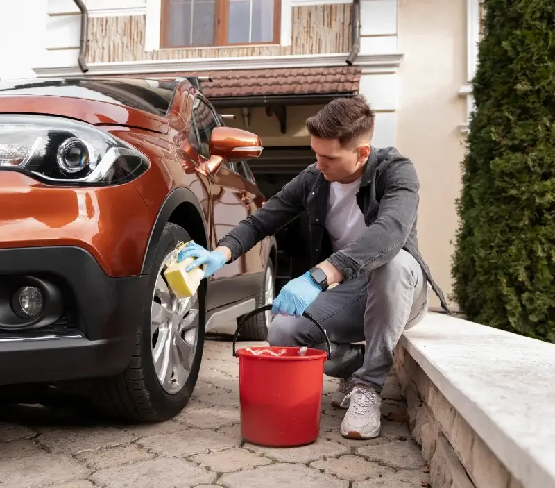 Lavage auto à domicile Chamonix-Mont-Blanc : professionnel intervenant sur un véhicule